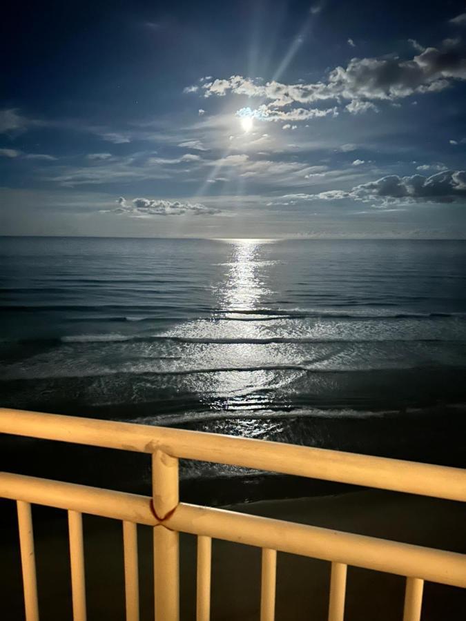 דייטונה ביץ' Beach Oasis 704 Lovely Daytona Ocean Front For 5 Sleeps Up To 12 מראה חיצוני תמונה